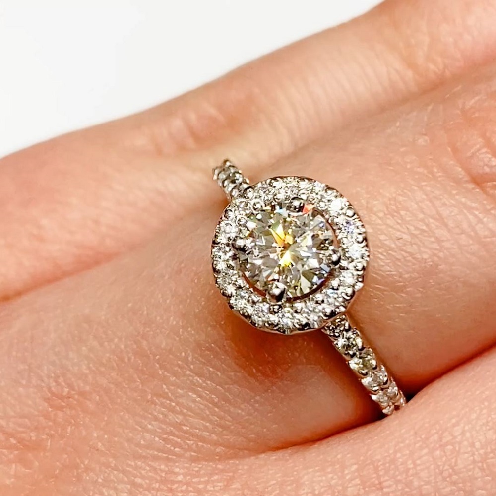 Brilliant Cut solitaire Halo & Diamond ring with a halo cluster and a diamond band, 29 Diamonds in total.